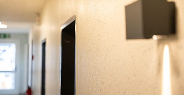 Frisch gestrichene Innenwand neben Türrahmen – Maler Quantius Wandgestaltung